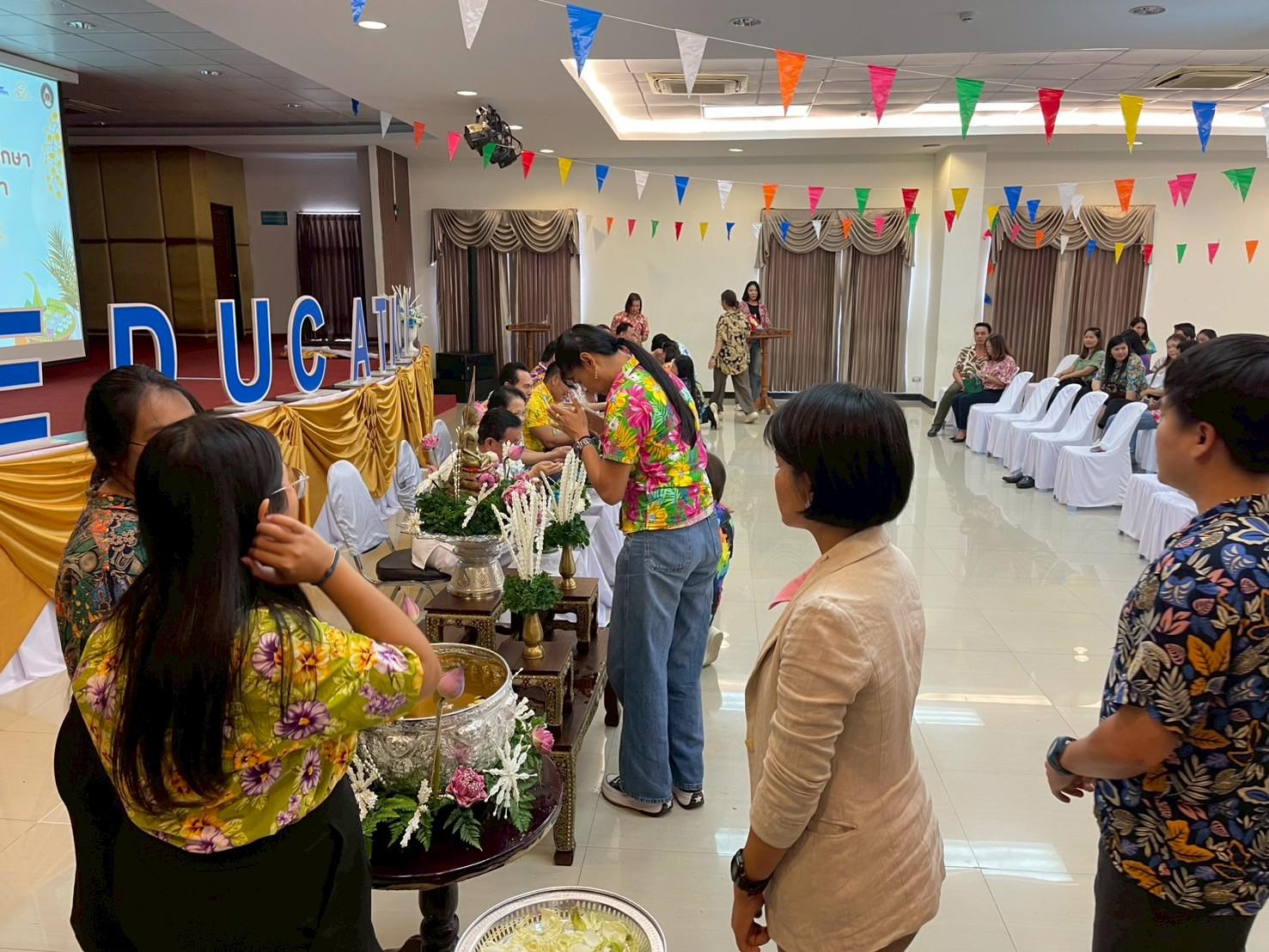 355. วันที่ 26 เมษายน 2568 สาขาการบริหารการศึกษา ได้จัดกิจกรรมรดน้ำดำหัวคณาจารย์ระดับบัณฑิตศึกษา ประจำสาขาการบริหารการศึกษา ณ ห้องประชุมครุร่มสัก 1 ชั้น 3 อาคารคณะครุศาสตร์